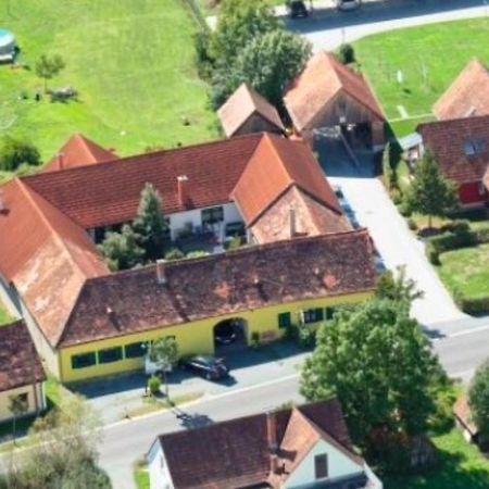 Ferienwohnungen Und Appartements Im Idyllischen Vierkanthof, Gruppenurlaube Fürstenfeld Exterior foto
